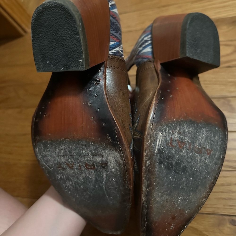 7.5 Ariat Boots! - Picture 3 of 8